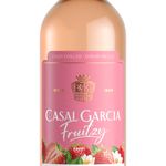 vinho-portugues-casal-garcia-fruitzy-morango-3.jpg